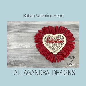 Może przedstawiać: Ręcznie robione czerwono-białe serce w kształcie serca na Walentynki z napisem "Valentine" w kolorze czerwonym na tle tkanego drewna. Serce jest otoczone czerwonymi frędzlami z papieru. Widoczny jest również tekst "PDF & SVG" i "TALLAGANDRA DESIGNS".