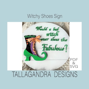以下が含まれることがあります： 白木の看板に「Would a bad witch wear shoes this Fabulous?」という黒い文字と緑色の文字が書かれている。緑と黒の魔女の靴が看板につけられている。
