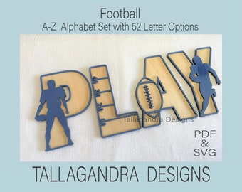 Peut inclure: Découpe en bois du mot « PLAY » avec un ballon de football et une silhouette de joueur de football dans chaque lettre. Les lettres sont peintes en bleu et l'arrière-plan est en bois. Le texte « Football A-Z Alphabet Set with 52 Letter Options » est en haut de l'image. Le texte « Tallagandra Designs » est en bas de l'image. Le texte « PDF & SVG » est dans le coin inférieur droit de l'image.