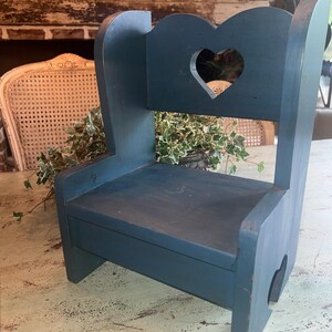 Handgefertigter Hocker aus Holz mit Herzausschnitt – Rustikale Blaue Blumenbank – 15"Hohe Indoor Fußstütze oder Dekor-Sitzfläche – DreamzBuy