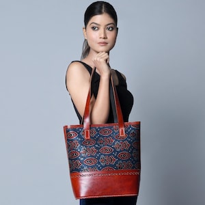 Neela Ajrakh Ledereinkaufstasche, Tote für sie, solide Einkaufstasche für sie, Ledertasche