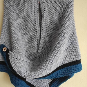 Gray outlander shawl,Triangle Shoulder Wrap Scarf,Chunky Knit,Neck Warmer in Gray and Black,Outlander fan gift,Celtic shawl,Ready to ship