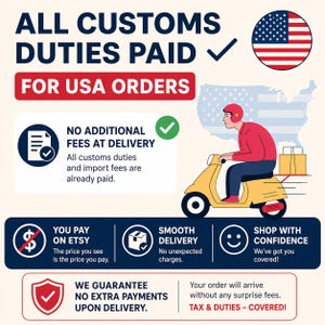 以下が含まれることがあります： 「ALL CUSTOMS DUTIES PAID FOR USA ORDERS」と書かれたイラスト。 黄色のスクーターに乗った人が荷物を配達しています。 画像には、アメリカ国旗と追加料金なし、スムーズな配達に関するテキストも含まれています。