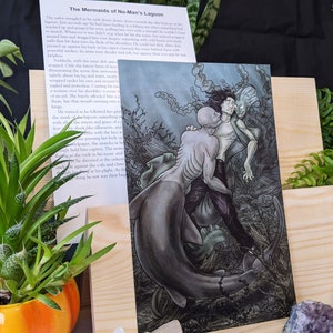 Może przedstawiać: Czarno-biała ilustracja syreny z ludzką twarzą i rybnym ogonem. Syrena trzyma mężczyznę w swoich ramionach. Tło jest ciemnoniebieskie i zielone.