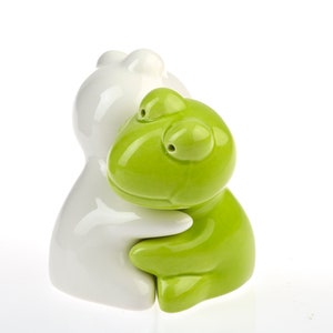 Frog couple salt and pepper shakers ceramic salt shakers totally cute on the dining table