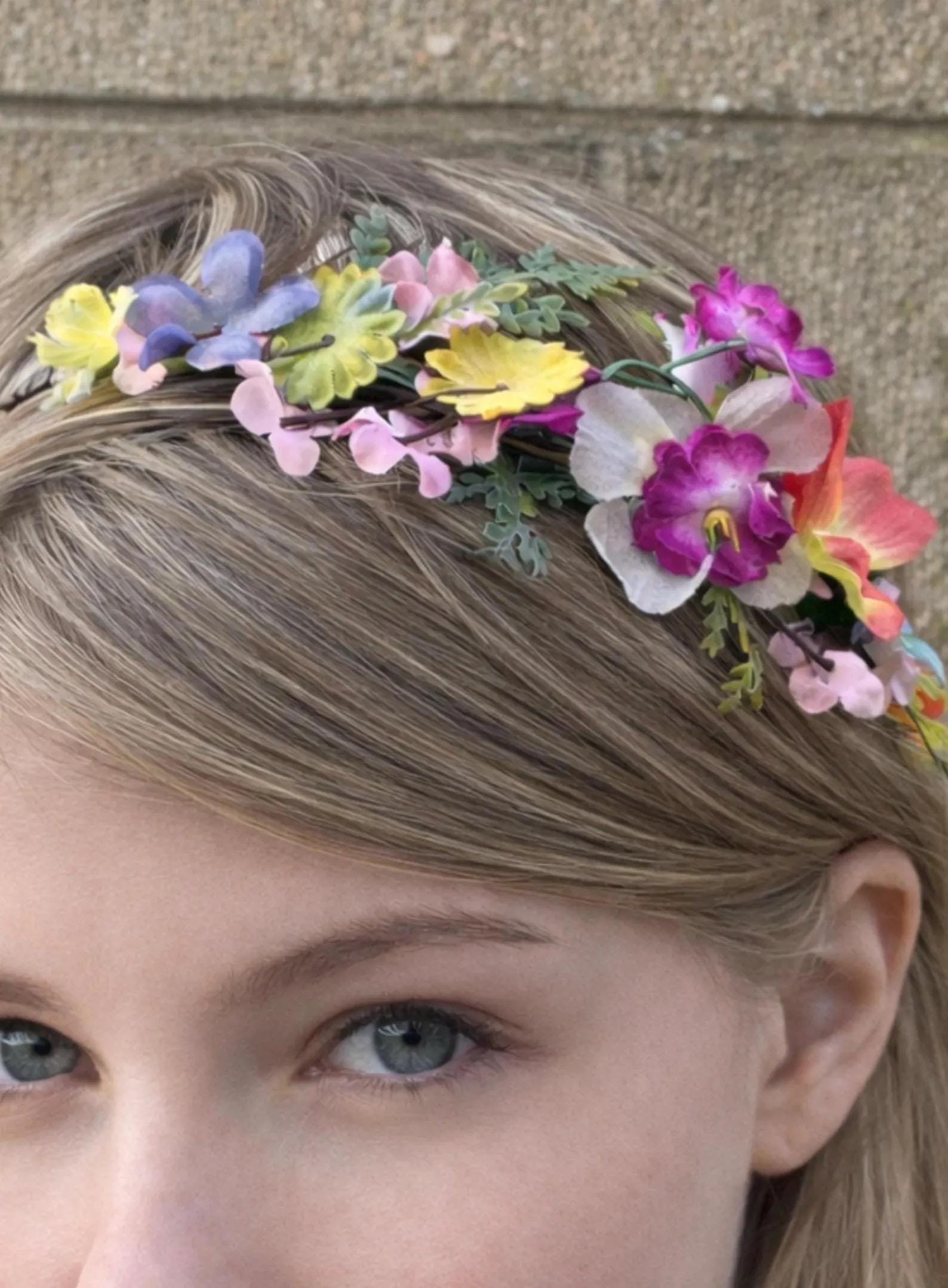 FREEBLOSS Kit Corona Di Fiori Fai Da Te - 4 Corone, 60 Fiori Margherita, Foglie E Nastri - Per Matrimoni E Feste