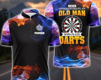 Unterschätze niemals einen alten Mann, der Darts spielt. Personalisiertes 3D-Shirt mit Namen