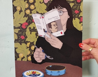 Pode incluir: Ilustração de uma pessoa lendo um livro intitulado "Knut Hamsun La Faim" com uma colher sobre uma lata de caviar. A obra de arte apresenta um fundo de papel de parede floral e uma lata de caviar azul.
