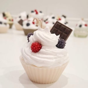Bougie cupcake faite main : bougie dessert à la cire de soja et aux petits fruits