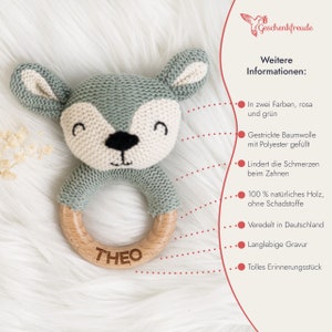 Personalisierter Holzgreifling mit Wunschname Sanfte Rassel & Häkelgarn Handgemachtes Babygeschenk in Blau Greifring mit Namen Bild 5