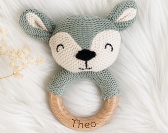 Personalisierter Holzgreifling mit Wunschname | Sanfte Rassel & Häkelgarn | Handgemachtes Babygeschenk in Blau | Greifring mit Namen