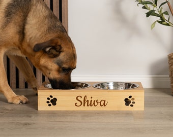 Futterstation für Hunde aus Holz, personalisierte Fressnapf Hunde mit Gravur, stilvolles Zubehör für Hunde, Futterstation mit Name
