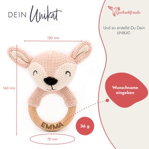 Personalisierter Holzgreifling mit Wunschname Sanfte Rassel & Häkelgarn Handgemachtes Babygeschenk in Rosa Greifring mit Namen Bild 5