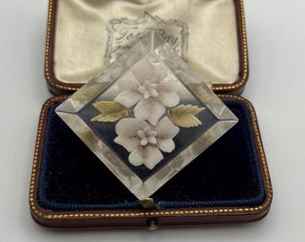 Vintage 1930er Art Deco Rückseitig geschnitzte Lucite Brosche mit Blumen