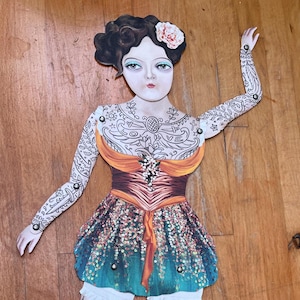 Bambola di carta snodabile vintage fatta a mano con una donna forte e tatuata