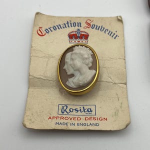 Broche camafeo vintage de 1953 con retrato de la coronación de la reina Isabel II y el príncipe Felipe, con tarjeta original.