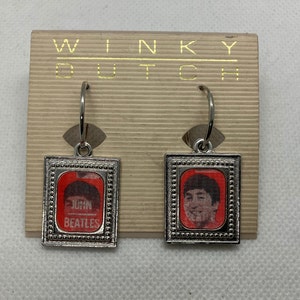 Boucles d'oreilles scintillantes John Lennon Beatles vintage hollandaises des années 1960 faites avec des panneaux lenticulaires Vari-Vue