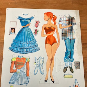 Muñeca de papel vintage de la década de 1950 con la imagen de Coca Cola Betty Dress Up Seasons Greetings, en perfecto estado