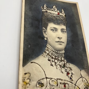 Carte postale ancienne de 1902 du couronnement du roi Édouard VII, la reine Alexandra, en relief et embellie à la main - très rare