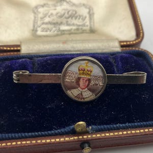 Lovely 1953 vintage coronation of Queen Elizabeth at Buckingham Palace portrait bar brooch