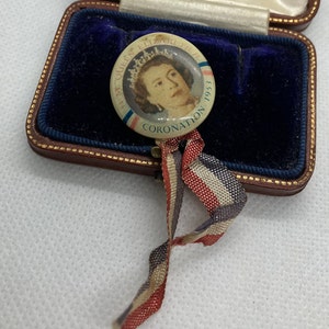 Lovely 1953 vintage coronation of Queen Elizabeth metal pin badge with ribbon