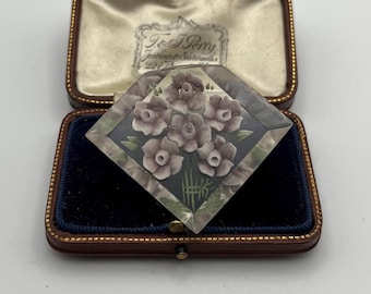 Vintage 1930er Art Deco Rückseitig geschnitzte Lucite Brosche mit Blumenstrauß