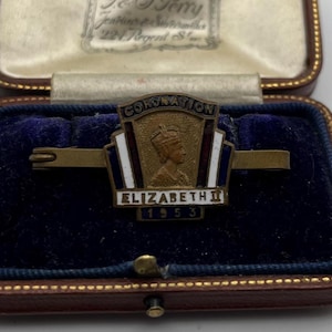 Vintage 1953 enamelled Queen Elizabeth II coronation brooch with portrait