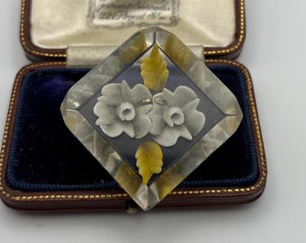 Vintage 1930er Art Deco Rückseitig geschnitzte Lucite Brosche mit Blumen