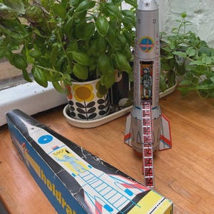 RARE vintage 1960s Holdraketa Lemezaru Gyar Metal Tin Rocket Racer Space Ship with box