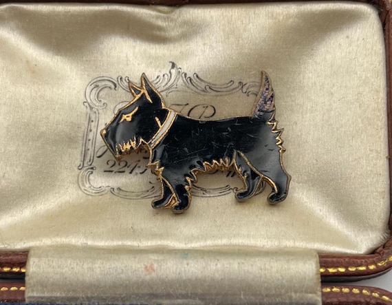 Broche vintage en or jaune représentant un chien terrier de l'Arizona - En vente sur France