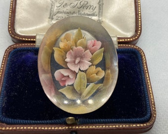 Vintage 1930er Art Deco Rückseitig geschnitzte Lucite Brosche mit Blumenstrauß