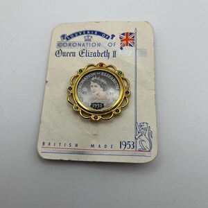 Broche vintage de 1953 con retrato de la coronación de la reina Isabel II, con piedras de pasta sobre tarjeta original.
