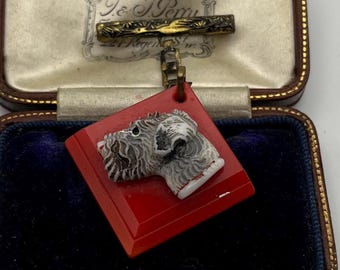 Precioso broche colgante articulado Art Decó de celuloide y vidrio de la década de 1930 con forma de perro Scottie Airedale Terrier, inusual.