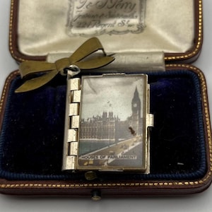 Broche vintage miniature avec noeud de livre de cartes postales de Londres des années 1950 - inhabituelle