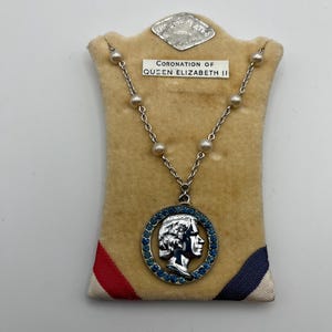 Collar vintage con retrato de la coronación de la reina Isabel II de 1953, con piedras de pasta en su soporte de tarjeta original.