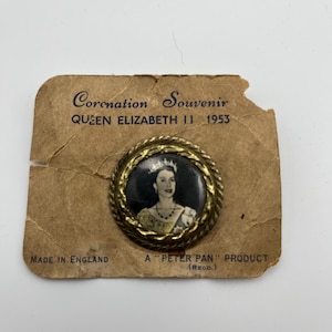 Vintage 1953 coronation of Queen Elizabeth portrait brooch on original card