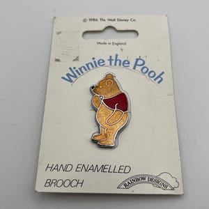 Belle broche émaillée Disney Winnie l'ourson vintage 1986 - signée - sur la carte originale