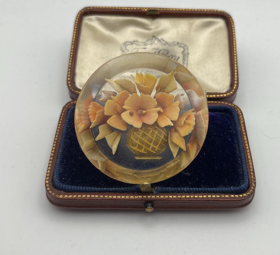 Broche Ancienne En Lucite Sculptée - Motif Fleurs Inversé Style Art Déco - Occasion