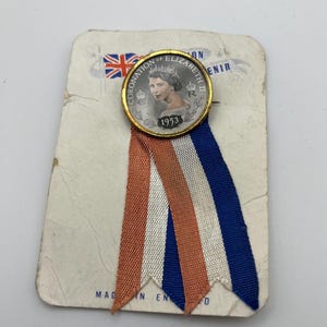 Broche vintage de 1953 con retrato de la coronación de la reina Isabel II y cinta en tarjeta original.