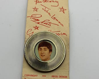 Broche vintage de vinilo Invicta Beatles John Lennon de 1963, en perfecto estado, en tarjeta.