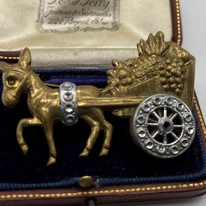1920 年代のアールデコ調のロバとカートの動く車輪付き金属ブローチ