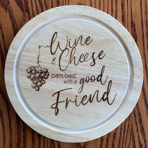 Diseño digital - Vinos y quesos se combina mejor con un buen amigo - Vector / Glowforge / Láser / Tabla de cortar / Charcutería / Tabla de quesos
