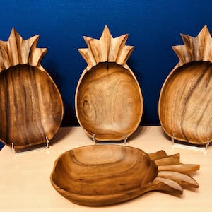 Lot of 4 plates / wooden pineapple bowls
