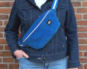 Crossbody-Bag aus Samtcord in Kobaltblau