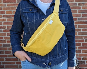 Crossbody-Bag aus Oilskin (gewachste Baumwolle) in gelb