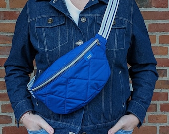 Crossbody-Bag aus Steppstoff (wasserdicht) in kobaltblau