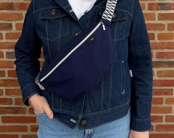 Crossbody-Bag aus Oilskin (gewachste Baumwolle) in Navy