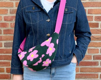 Moon-Bag aus Teddyplüsch in dunkelgrün mit pinken Blumen