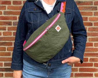 Große Crossbody-Bag aus Oilskin (gewachste Baumwolle) in Jagdgrün