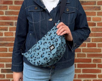 Moon-Bag aus Oilskin (gewachste Baumwolle) in Leoprint hellblau